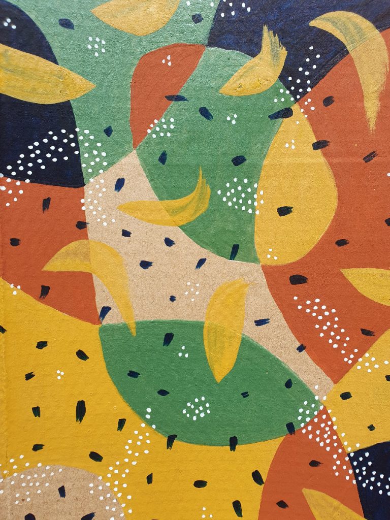 motifs abstraits bleu, rouge, jaune blanc réalisé sur un morceau de carton
