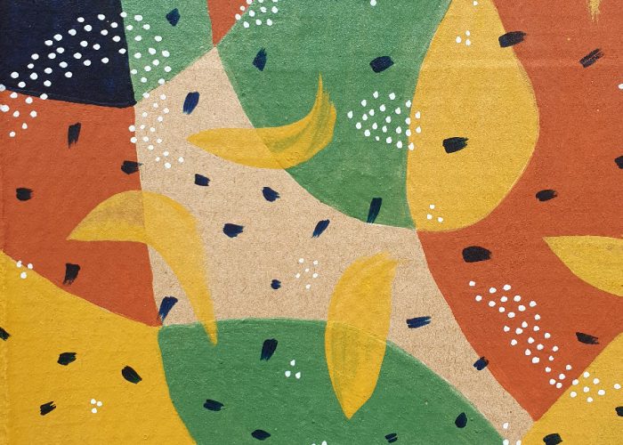 motifs abstraits bleu, rouge, jaune blanc réalisé sur un morceau de carton